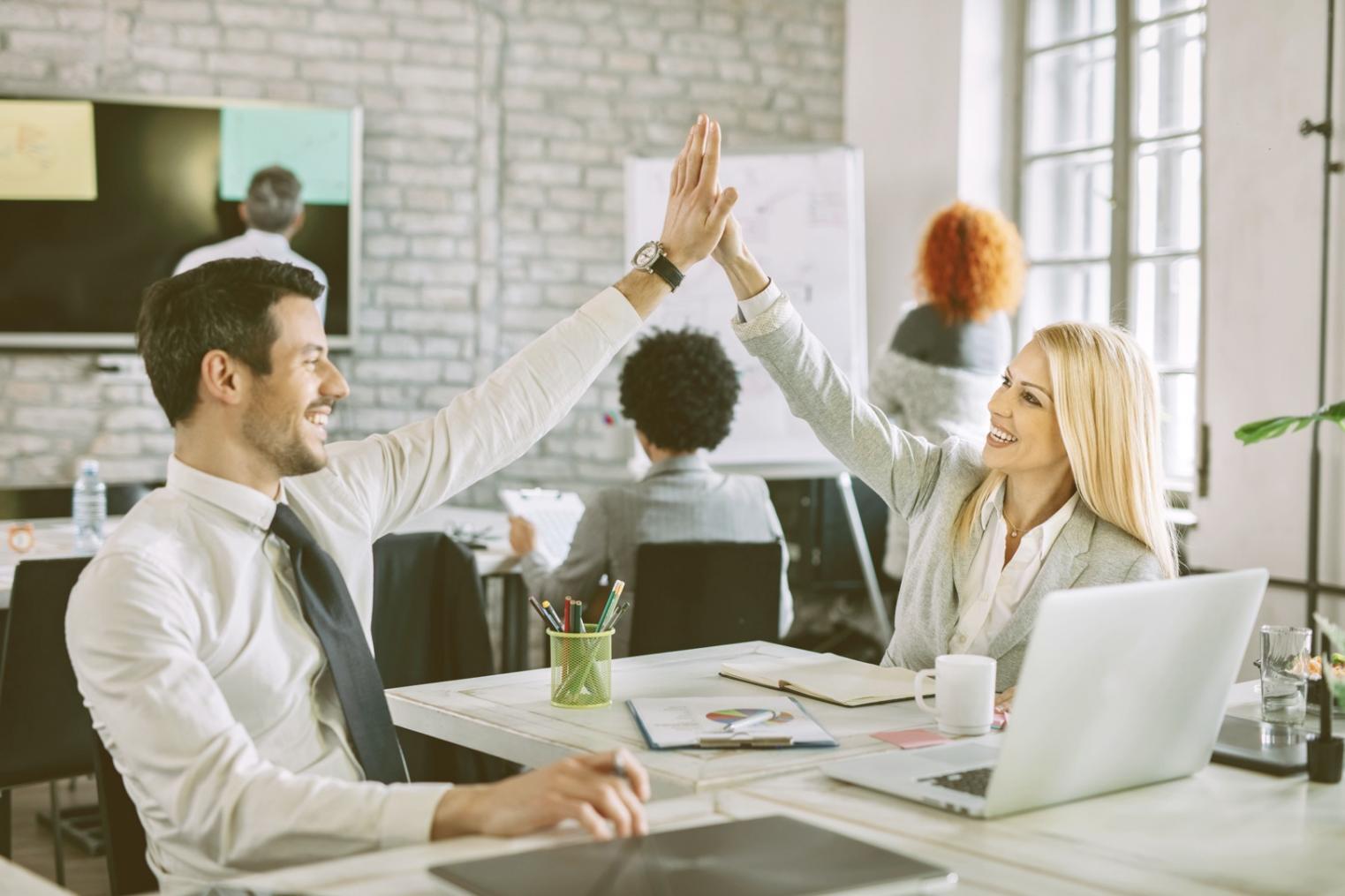 Espacio de trabajo con análisis financiero y documentos