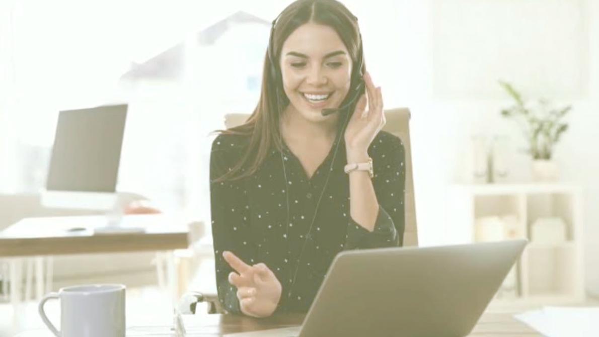 Equipo revisando informes de auditoría en ambiente profesional