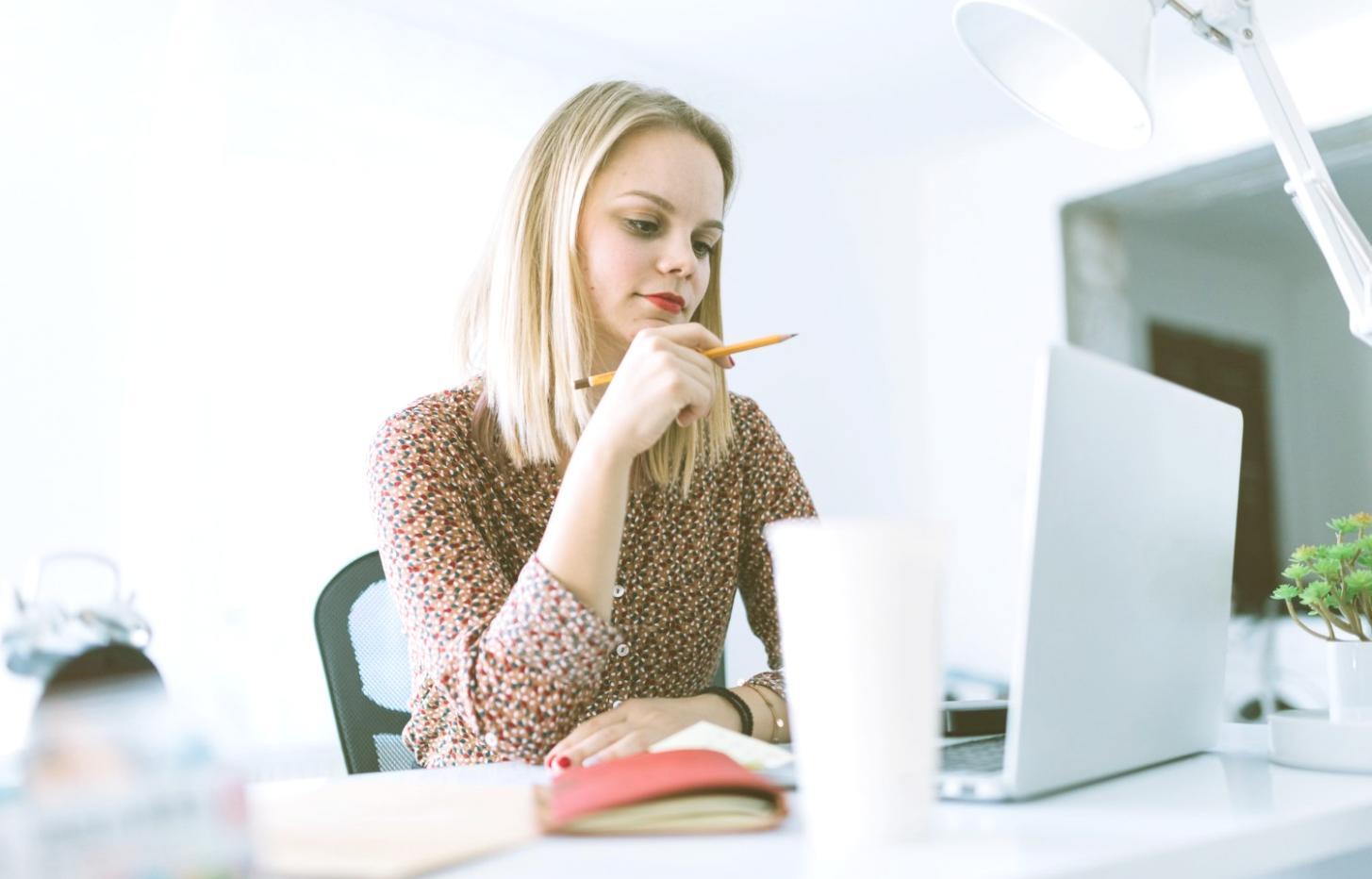 Sesión de análisis de estados financieros con documentos y gráficos