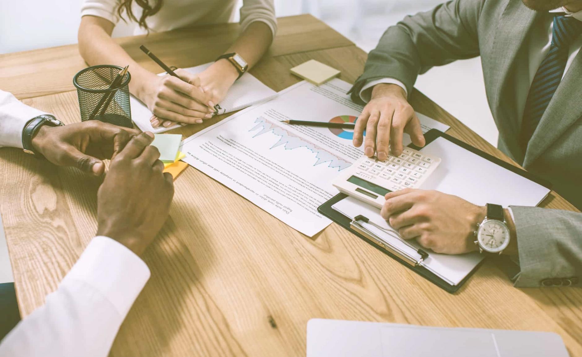 Análisis detallado de ratios financieros sobre pantallas múltiples